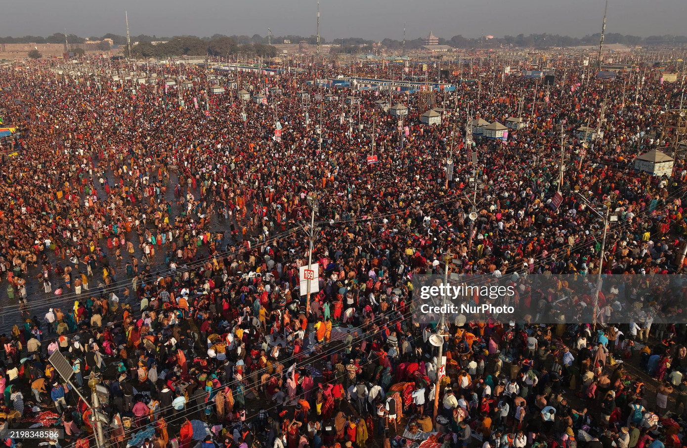 Theo cập nhật đến chiều 27/2 của Wikipedia, lễ hội Maha Kumbh Mela 2025 đã thu hút 660 triệu người tham gia từ ngày 13/1-26/2, đánh dấu đây không chỉ là một trong những cuộc tụ họp tôn giáo quan trọng nhất mà còn là một trong những cuộc tụ họp lớn nhất của con người từng được ghi nhận trong lịch sử. Ảnh Getty. Theo cập nhật đến chiều 27/2 của Wikipedia, lễ hội Maha Kumbh Mela 2025 đã thu hút 660 triệu người tham gia từ ngày 13/1-26/2, đánh dấu đây không chỉ là một trong những cuộc tụ họp tôn giáo quan trọng nhất mà còn là một trong những cuộc tụ họp lớn nhất của con người từng được ghi nhận trong lịch sử. Ảnh Getty.