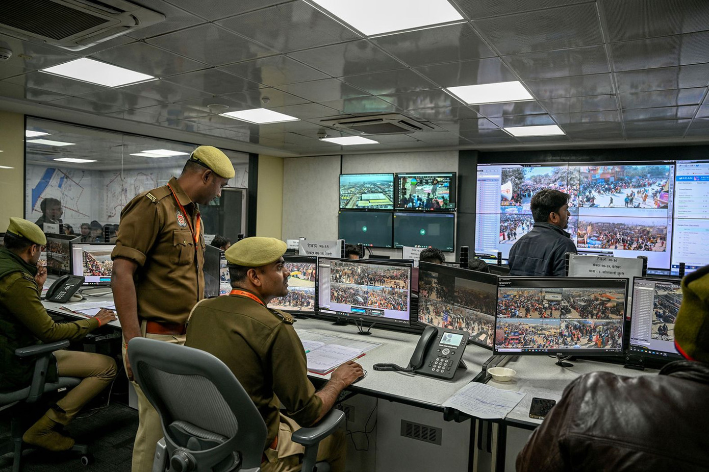 Khoảng 40.000 cảnh sát UP và một mạng lưới gồm 2.300 camera đã được huy động để tăng khả năng giám sát 24/7 tại Maha Kumbh Mela 20255. Ảnh: The New York Times. Khoảng 40.000 cảnh sát UP và một mạng lưới gồm 2.300 camera đã được huy động để tăng khả năng giám sát 24/7 tại Maha Kumbh Mela 20255. Ảnh: The New York Times.