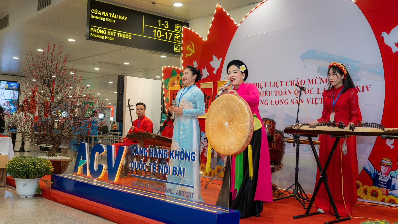 Các tiết mục ca nhạc truyền thống tại sân khấu nhà ga hành khách T1 và T2 đã mang lại không khí vui tươi, rộn ràng, lưu luyến cho đông đảo hành khách may mắn có chuyến bay qua cảng trong khung giờ biểu diễn. Các tiết mục ca nhạc truyền thống tại sân khấu nhà ga hành khách T1 và T2 đã mang lại không khí vui tươi, rộn ràng, lưu luyến cho đông đảo hành khách may mắn có chuyến bay qua cảng trong khung giờ biểu diễn.