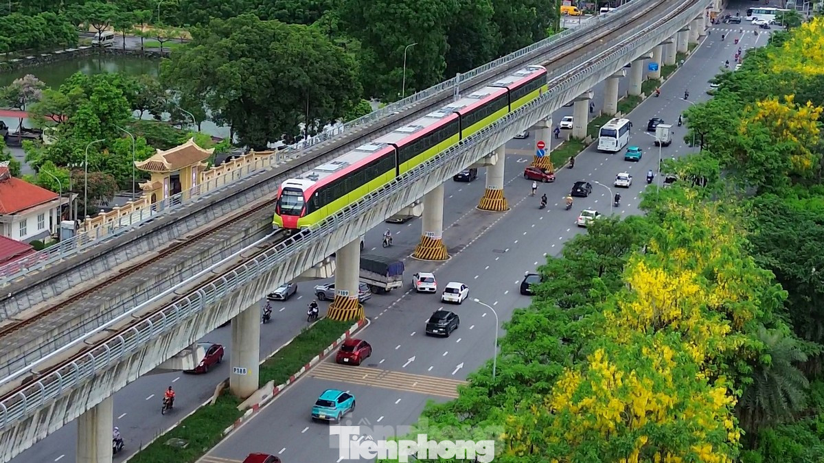 Đường sắt đô thị là “xương sống” của hệ thống vận tải công cộng đô thị. Ảnh: Hoàng Mạnh Thắng.