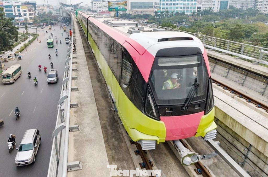 Cần có sự kết nối toàn diện giữa các tuyến metro với xe buýt, taxi hay xe máy điện để hình thành một mạng lưới giao thông thuần điện. Ảnh: Mạnh Thắng.
