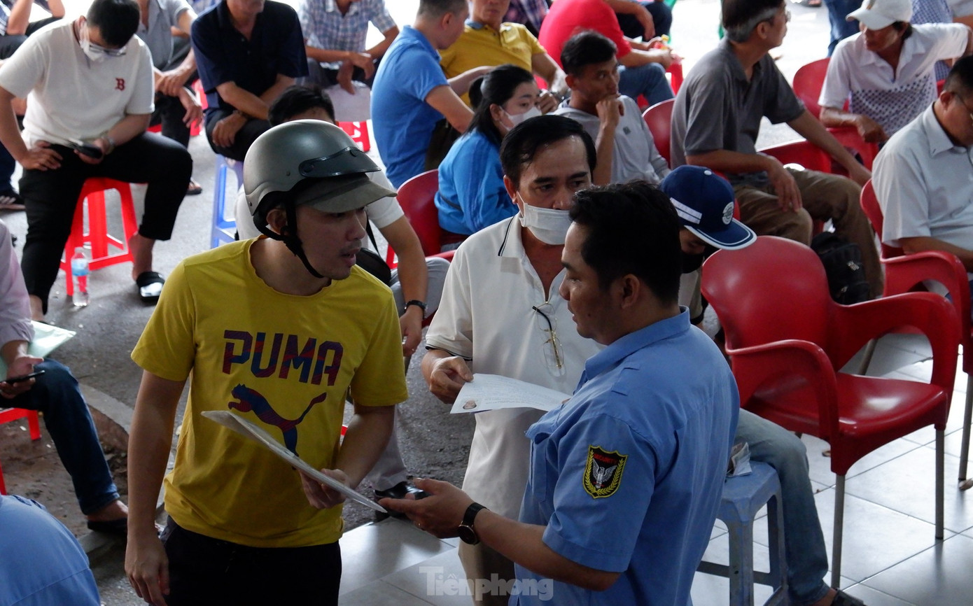 Người dân không nên sốt ruột mà đổ xô đi cấp, đổi GPLX ở thời điểm hiện tại và chỉ những người có GPLX sắp hết hạn mới cần đổi. Ảnh: Hữu Huy.