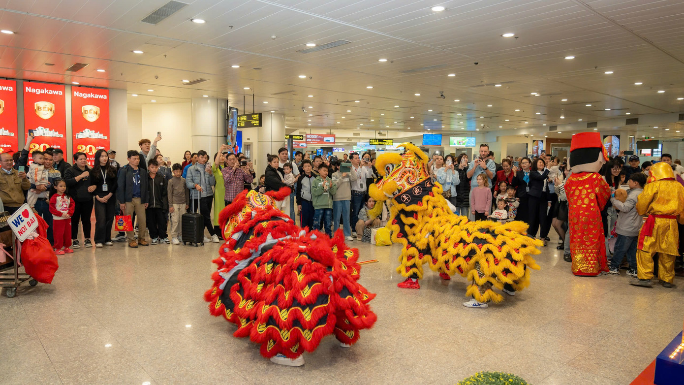 Được biết, nhiều hành khách nhất là những em nhỏ người nước ngoài vô cùng hào hứng khi lần đầu tiên được xem màn múa lân rực rỡ sắc màu, được chạm tay vào các chú lân và nhận về những món quà lưu niệm đậm chất Việt Nam. Được biết, nhiều hành khách nhất là những em nhỏ người nước ngoài vô cùng hào hứng khi lần đầu tiên được xem màn múa lân rực rỡ sắc màu, được chạm tay vào các chú lân và nhận về những món quà lưu niệm đậm chất Việt Nam.