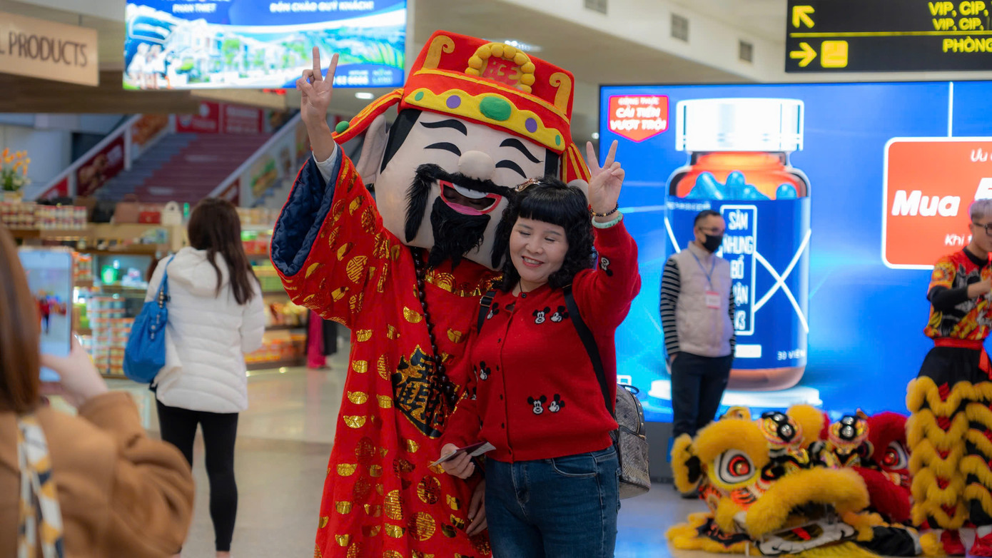 Mặc dù khách tăng cao song chia đều cho cả quốc tế và quốc nội, đồng thời với nhiều biện pháp tăng cường phục vụ, Cảng HKQT Nội Bài không ghi nhận hiện tượng ùn ứ cục bộ, công tác đảm bảo an ninh, an toàn hàng không, an ninh trật tự và chất lượng dịch vụ được đảm bảo tốt, phục vụ hành khách đi lại an toàn. Mặc dù khách tăng cao song chia đều cho cả quốc tế và quốc nội, đồng thời với nhiều biện pháp tăng cường phục vụ, Cảng HKQT Nội Bài không ghi nhận hiện tượng ùn ứ cục bộ, công tác đảm bảo an ninh, an toàn hàng không, an ninh trật tự và chất lượng dịch vụ được đảm bảo tốt, phục vụ hành khách đi lại an toàn.