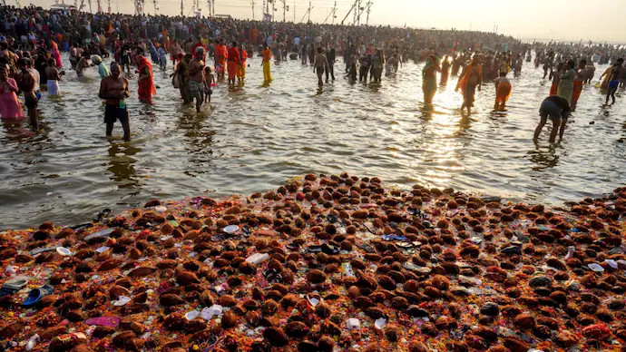 Theo báo cáo do CPCB đệ trình lên NGT, nồng độ coliform phân rất cao (vi khuẩn từ phân người và động vật) đã được tìm thấy trong nước sông mà mọi người đã tắm rửa, thậm chí uống trong lễ hội Maha Kumbh, đặt ra những thách thức nghiêm trọng về môi trường. Ảnh: Indian Today. Theo báo cáo do CPCB đệ trình lên NGT, nồng độ coliform phân rất cao (vi khuẩn từ phân người và động vật) đã được tìm thấy trong nước sông mà mọi người đã tắm rửa, thậm chí uống trong lễ hội Maha Kumbh, đặt ra những thách thức nghiêm trọng về môi trường. Ảnh: Indian Today.