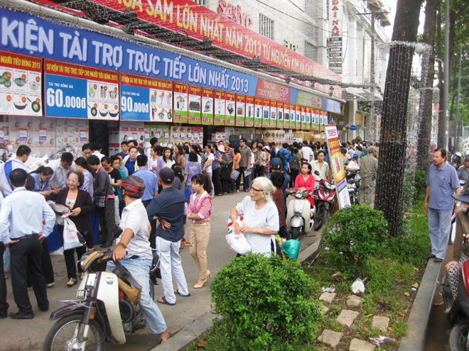 Sáng ngày 6/12, trung tâm điện máy này tung ra chương trình khuyến mãi mua sắm giảm giá lớn nhiều mặt hàng mang tên “Sự kiện tài trợ trực tiếp cho người tiêu dùng” với tên gọi Big Bang, mô phỏng theo sự kiện “Ngày thứ sáu đen – Black Friday” ở Mỹ một tuần trước