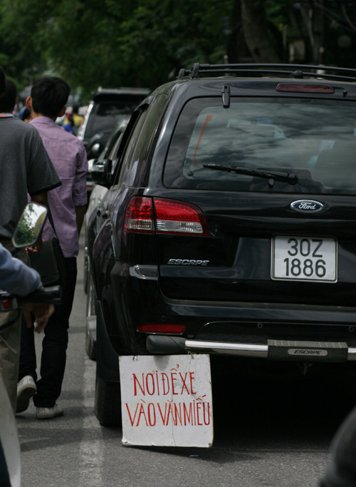 Một biển giữ xe hờ kiểu tạm bợ. Một biển giữ xe hờ kiểu tạm bợ