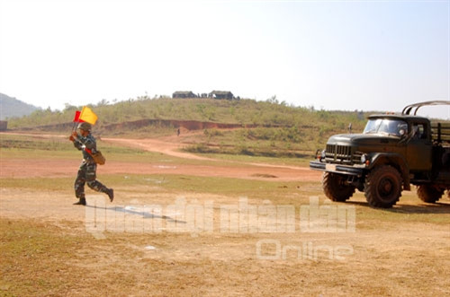 Nhanh chóng dẫn xe kéo pháo vào vị trí sẵn sàng tác chiến 