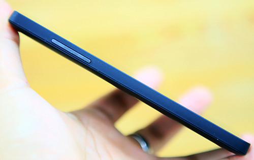  Nút âm lượng ở cạnh trái máy