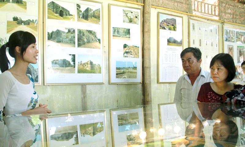 Nghe hướng dẫn viên giới thiệu