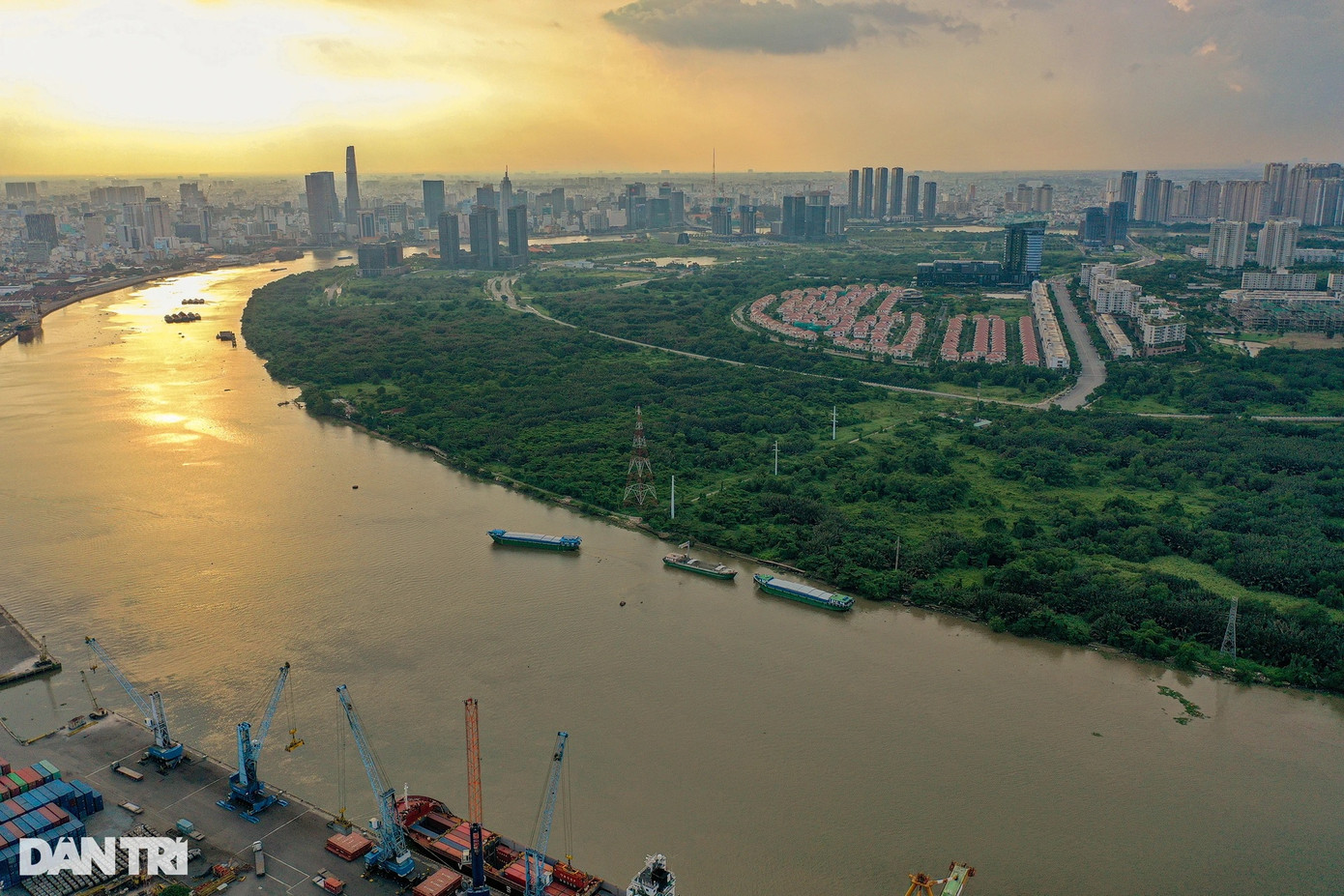 Cách đó không xa về phía Đông Nam khu đô thị Thủ Thiêm, là vị trí dự kiến xây dựng cầu Thủ Thiêm 4, kết nối Khu đô thị mới Thủ Thiêm (TP Thủ Đức) qua quận 7. Theo Sở GTVT TPHCM, dự án cầu Thủ Thiêm 4 là một trong những dự án trọng điểm của thành phố trong giai đoạn tới. Sở sẽ tập trung phối hợp với các sở, ngành liên quan đẩy nhanh thủ tục, chuẩn bị đầu tư các dự án trọng điểm chiến lược ngành giao thông vận tải để đáp ứng tiến độ khởi công trong dịp 30/4/2025.