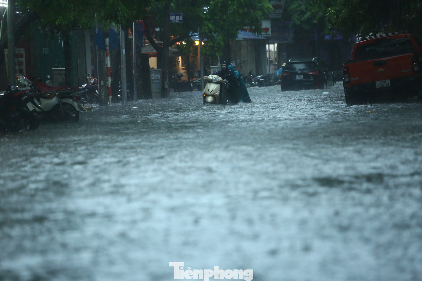 Tình trạng tương tự trên phố Vương Thừa Vũ (quận Thanh Xuân, Hà Nội).