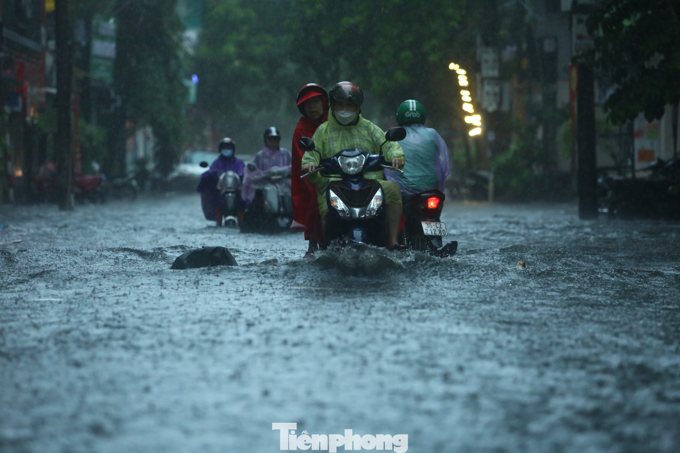 Có nơi ngập sâu, ngập đến 70-80cm.