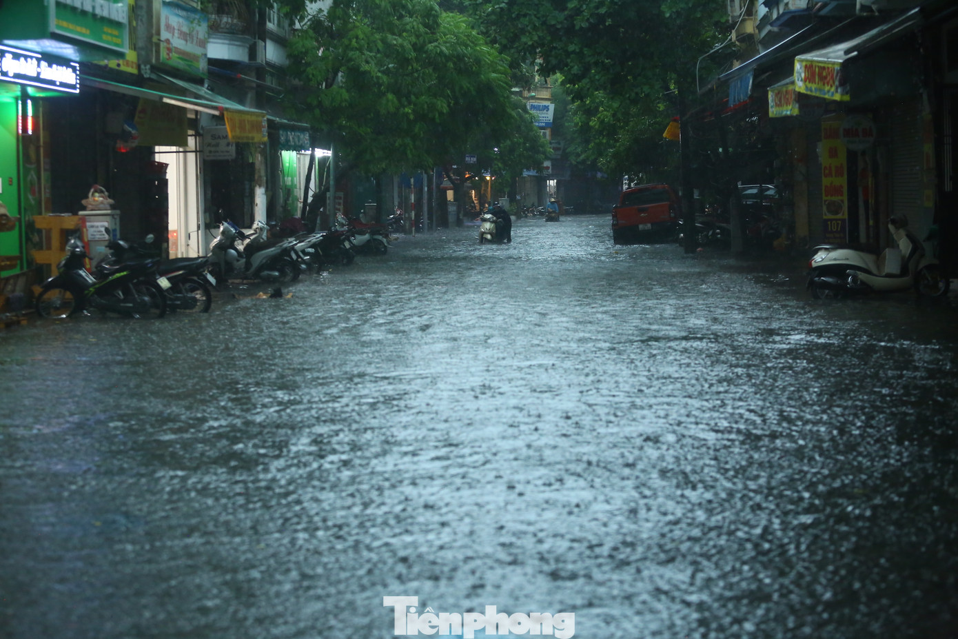 Hầu hết các phương tiện không thể di chuyển qua phố này.