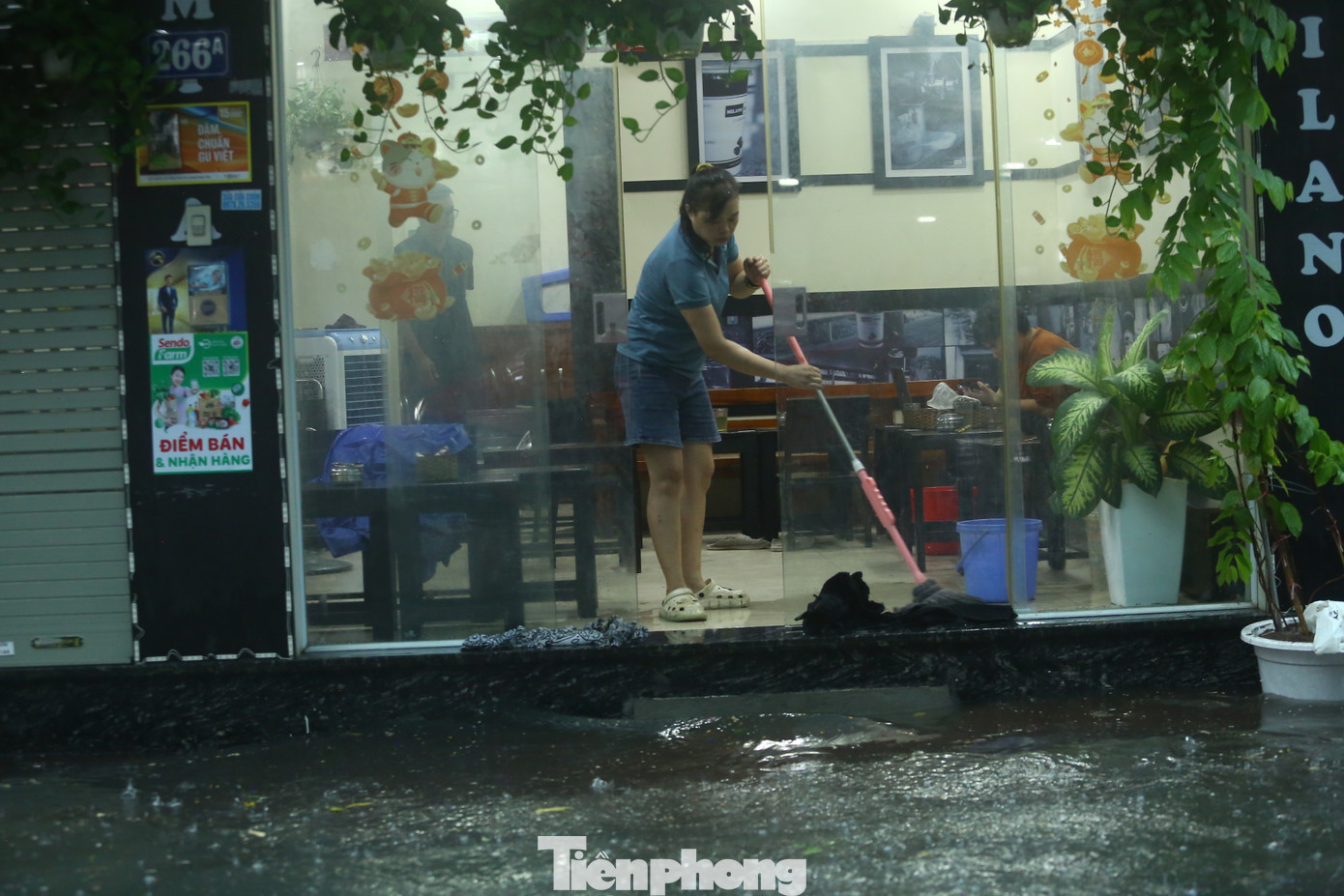 Người dân cố gắng ngăn không cho nước ngập vào nhà.