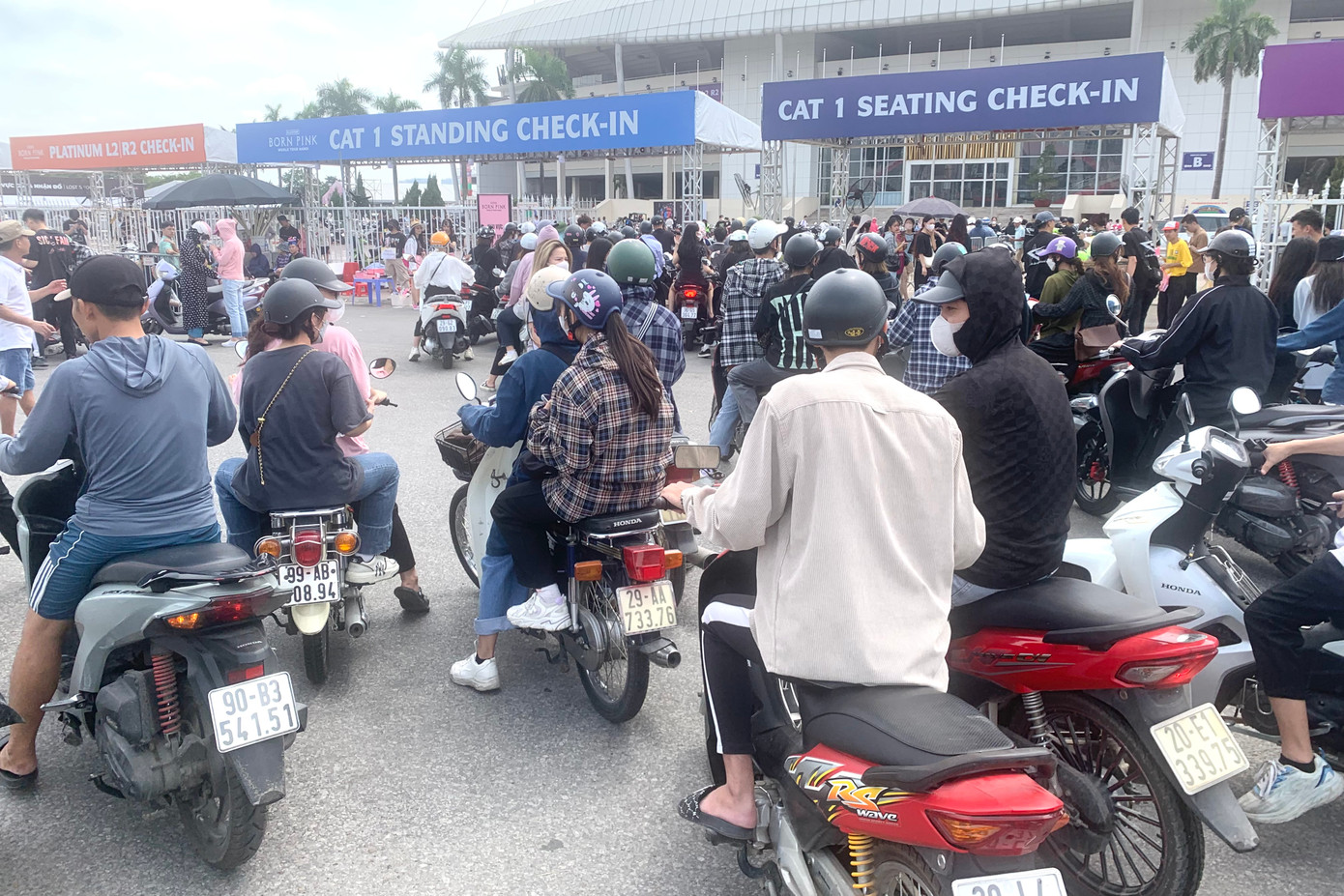 Khá đông khán giá đến SVĐ Mỹ Đình để tiến hành đổi vé lấy vòng đeo tay cho đêm diễn của nhóm nhạc Blackpink tại Hà Nội.