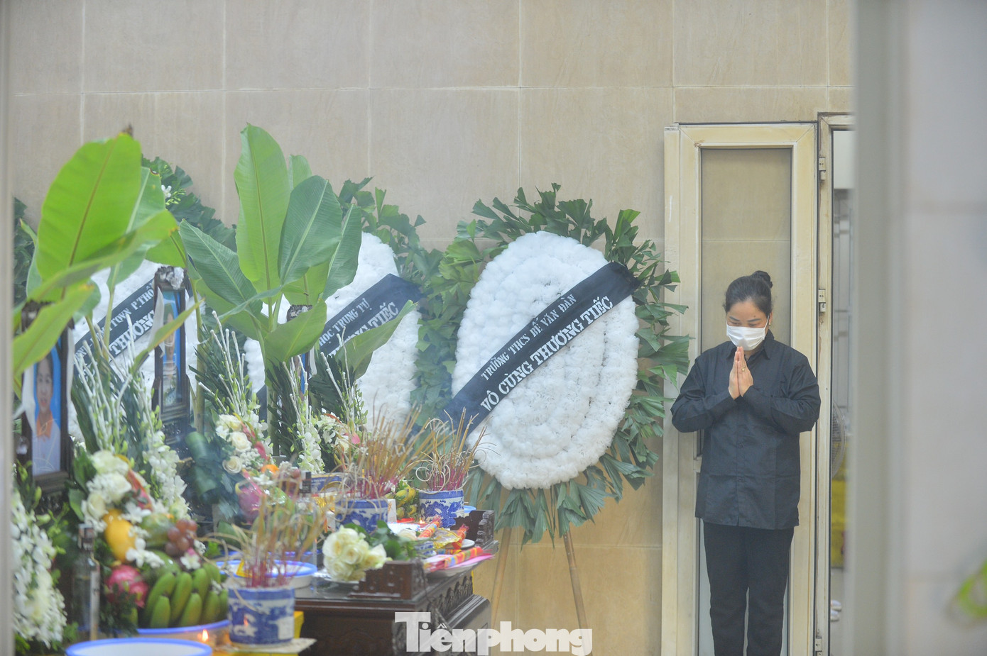 Những vòng hoa trắng nối dài từ ngoài cổng nhà tang lễ tới tận sâu bên trong.