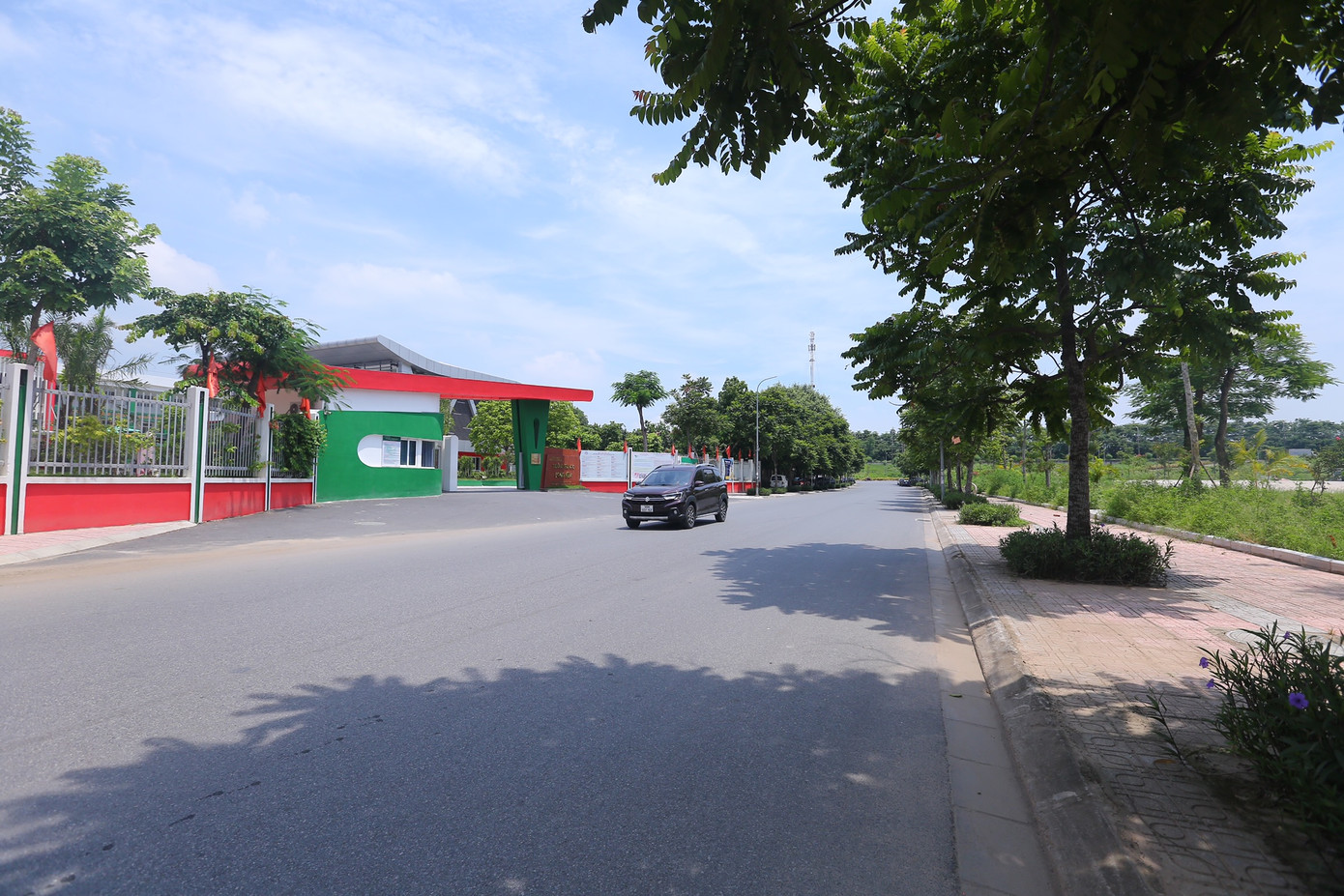 Đoạn đường chủ yếu là trường học, công viên, chưa có hộ dân sinh sống.