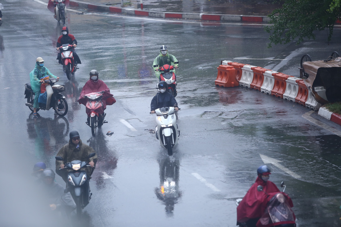 Nhiều phương tiện bất chấp nguy hiểm, đi ngược chiều tại nút giao Ngã Tư Sở- Láng.