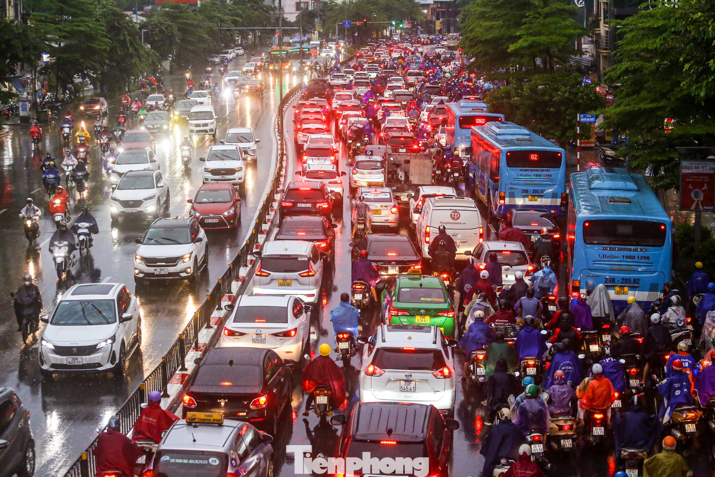 Lượng phương tiện di chuyển trên phố Tây Sơn, chiều hướng về phía Nam tăng chóng mặt.