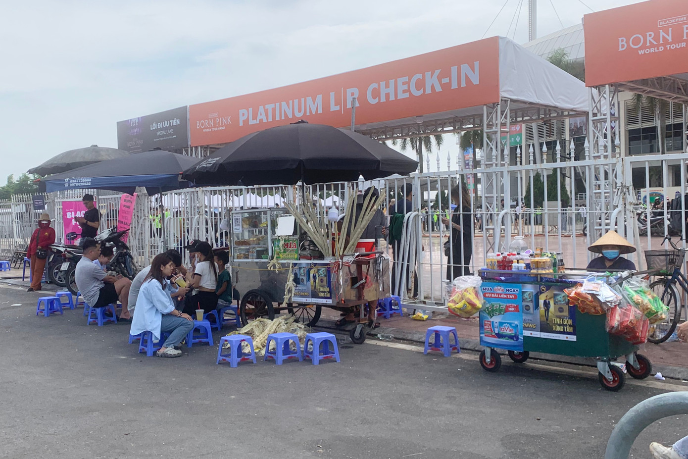 Bên ngoài SVĐ, các quầy hàng nước, nước mía chiếm trọn vỉa hè, đặc biệt các chỗ bên cạnh lối đi để kinh doanh, tận dụng kiếm lời.