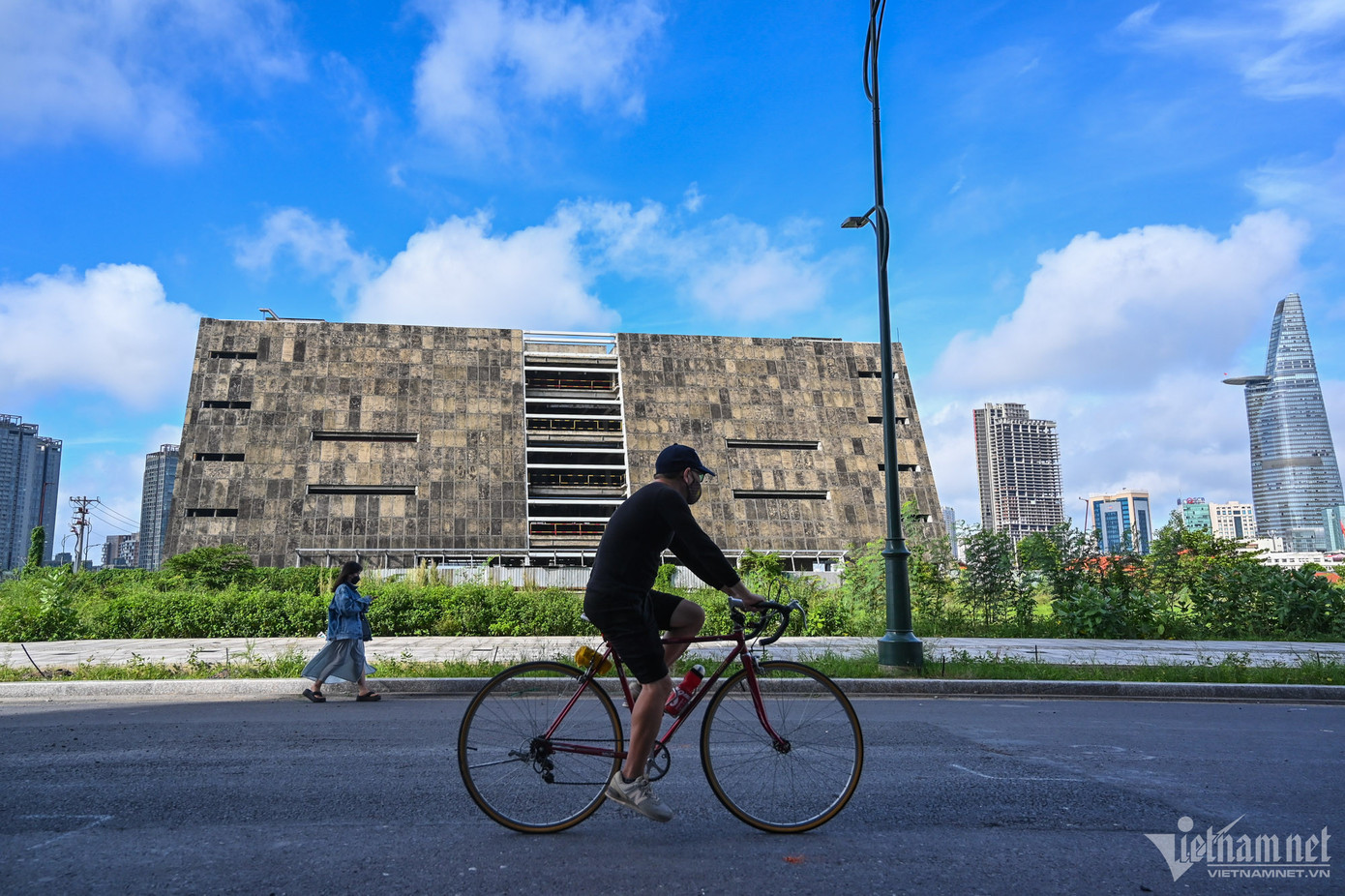 Mới đây, UBND TP.HCM đề nghị các đơn vị liên quan giải quyết dứt điểm các vướng mắc, khẩn trương hoàn thiện hồ sơ thủ tục để triển khai tiếp tục thi công dự án vào đầu tháng 7.