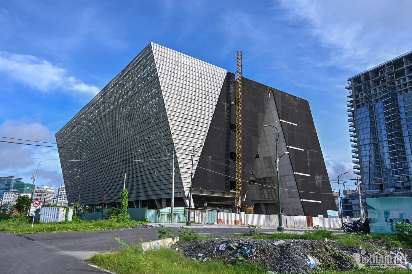 Công trình nằm tại khu vực quảng trường trung tâm, được xem như biểu tượng của Khu đô thị Thủ Thiêm. Tuy nhiên, sau 10 năm thi công dang dở, nhìn từ bên ngoài tòa nhà như một khối bê tông trơ trọi. Các bề mặt với những mảng tường bên ngoài đã nhuốm màu đen, cũ kỹ, hoang hóa sau thời gian dài không có dấu tay con người.