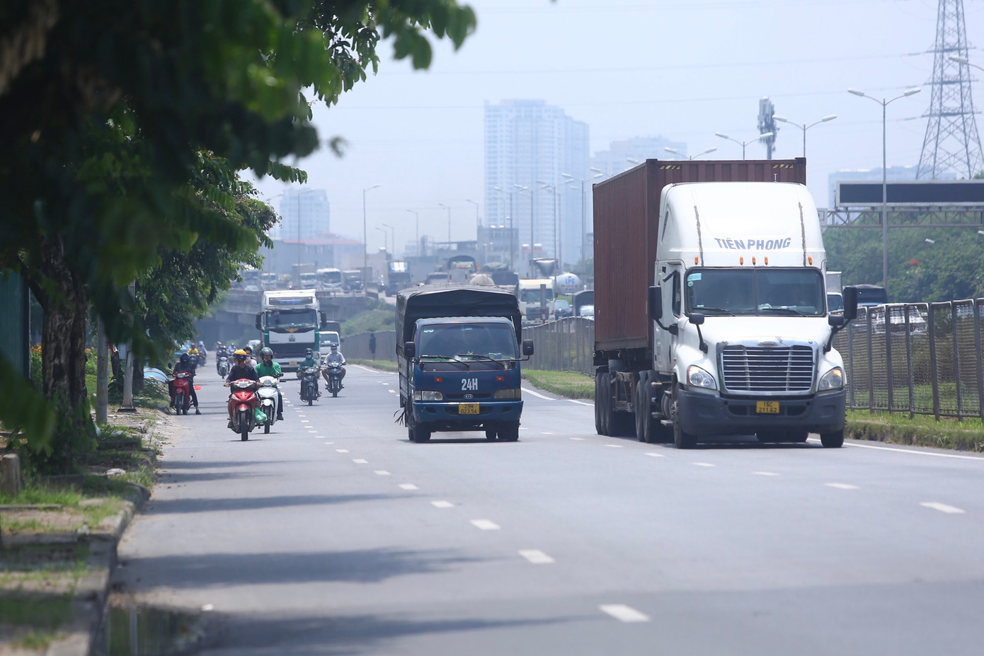 Nhiều xe tải, container thường xuyên xuất hiện trên tuyến đường này.