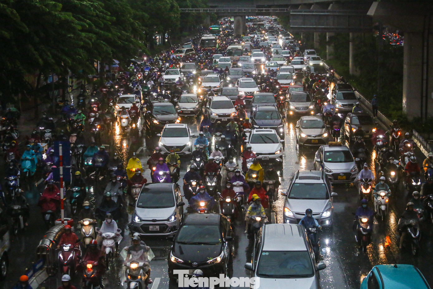 Trận mưa rào đầu giờ chiều 31/7 được đánh giá là lớn nhất tại Hà Nội đầu mùa hè đến nay. Mưa triền miên không ngớt cả buổi chiều khiến việc di chuyển, sinh hoạt trở nên khó khăn, đặc biệt trong giờ cao điểm.