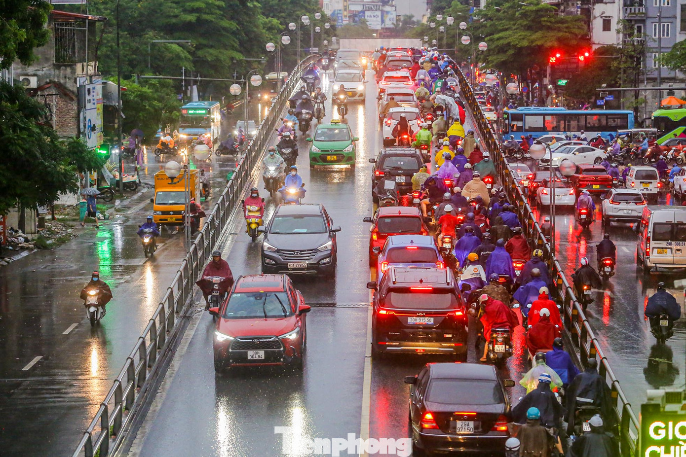 Các phương tiện "chôn chân" trên cầu vượt Thái Hà, chiều hướng về phía Nam.