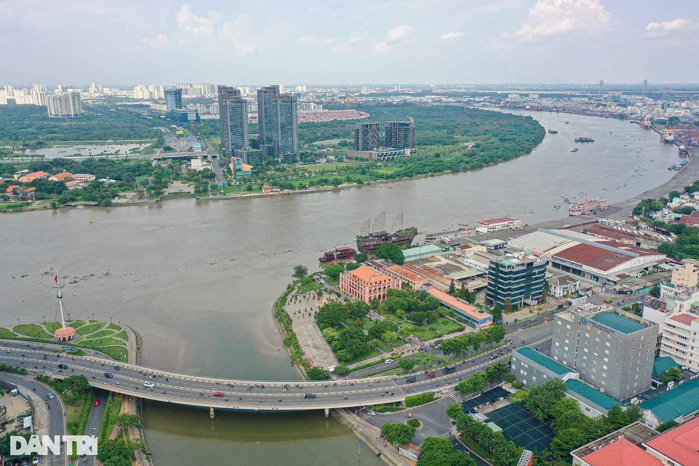 Theo thông tin từ Bộ Giao thông Vận tải, để dự án xây dựng cầu Thủ Thiêm 3 tiến hành thuận lợi, trước tiên cần tiến hành di dời một số bến cảng trên sông Sài Gòn.