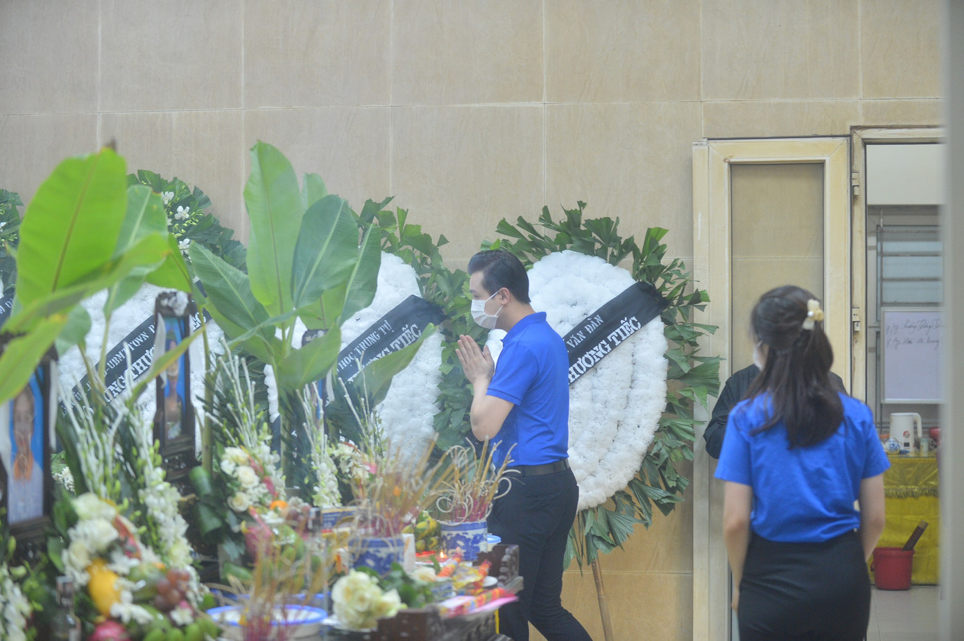 Những vòng hoa trắng tiễn đưa các em về đất mẹ.