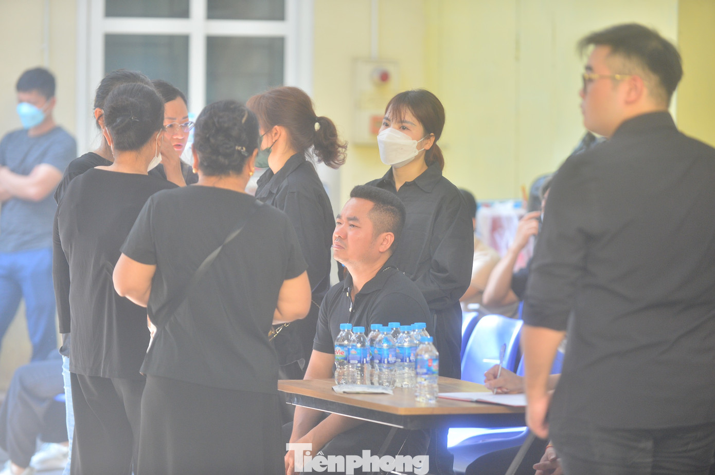 Anh Nguyễn Văn Kế, cha của nạn nhân xấu số chết lặng, suy sụp, ngồi lặng không nói nên lời.