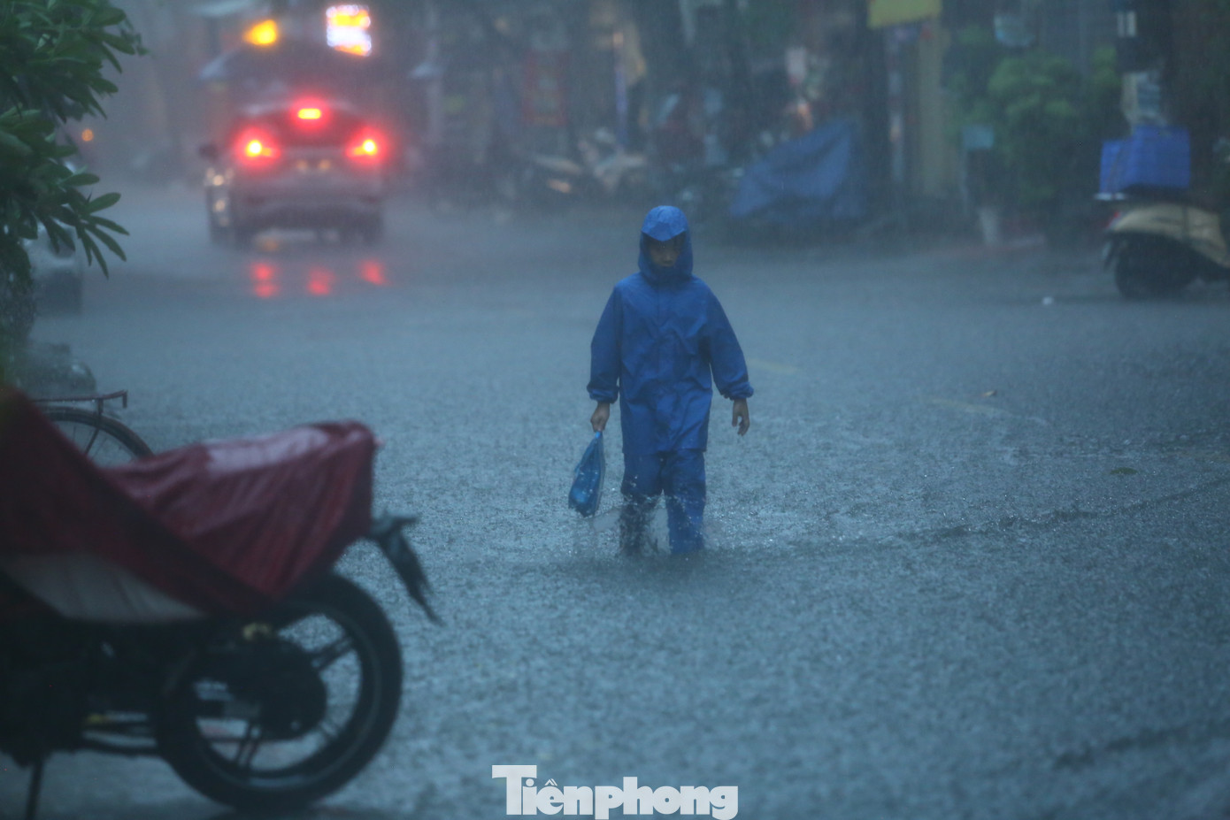 Chỉ sau khoảng 15 phút nhiều phố phường nhanh chóng ngập trong biển lớn trong trời mưa lớn.