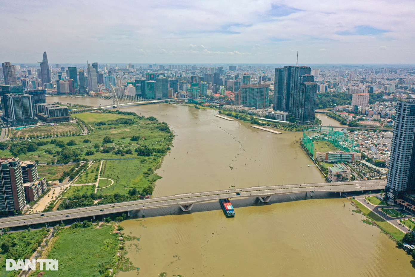 Trong 5 cây cầu dự kiến được xây dựng để khu đô thị Thủ Thiêm kết nối với các quận và khu vực trọng điểm của TPHCM, cầu Thủ Thiêm đi vào hoạt động từ năm 2005, cầu có tổng chiều dài 1.250m, gồm 6 làn xe, tổng kinh phí xây cầu là hơn 1.000 tỷ đồng.