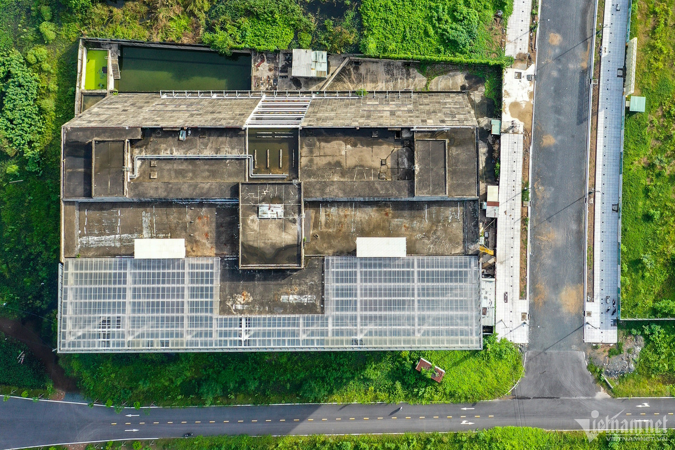 Công trình xây dựng Trung tâm triển lãm quy hoạch TP.HCM hiện đạt hơn 80% tiến độ. So với thời điểm năm 2019, nơi này không thay đổi nhiều dù đã hoàn thành phần thô, hiện chưa thể thi công hoàn thiện bởi vướng mắc về gói thầu sản xuất và lắp dựng vách kính, khung đỡ, vách ngăn... Mới đây, UBND TP.HCM đề nghị các đơn vị liên quan giải quyết dứt điểm các vướng mắc, khẩn trương hoàn thiện các hồ sơ thủ tục để triển khai thi công lại dự án vào đầu tháng 7.