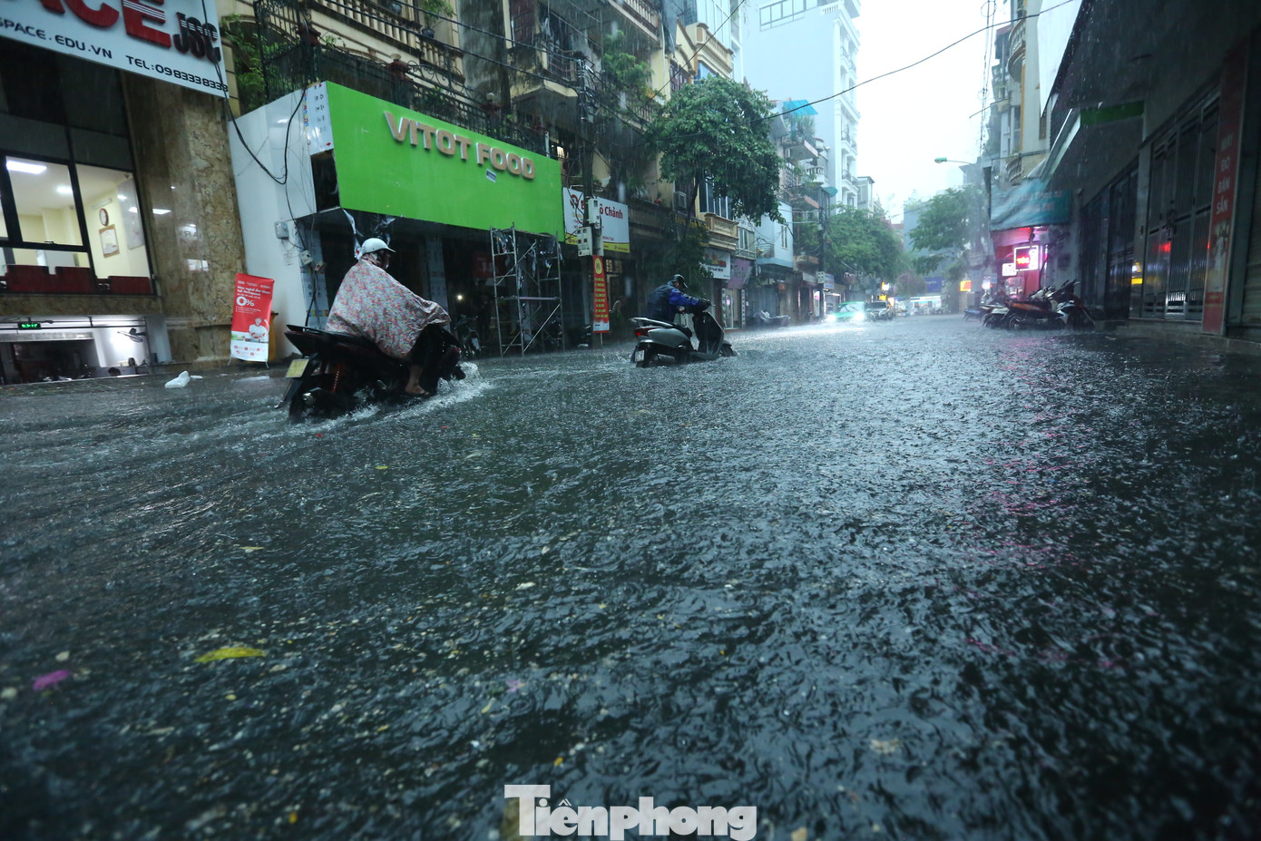 Hình ảnh trên phố Hoàng Văn Thái (quận Thanh Xuân, Hà Nội) chỉ sau 15 phút mưa lớn.