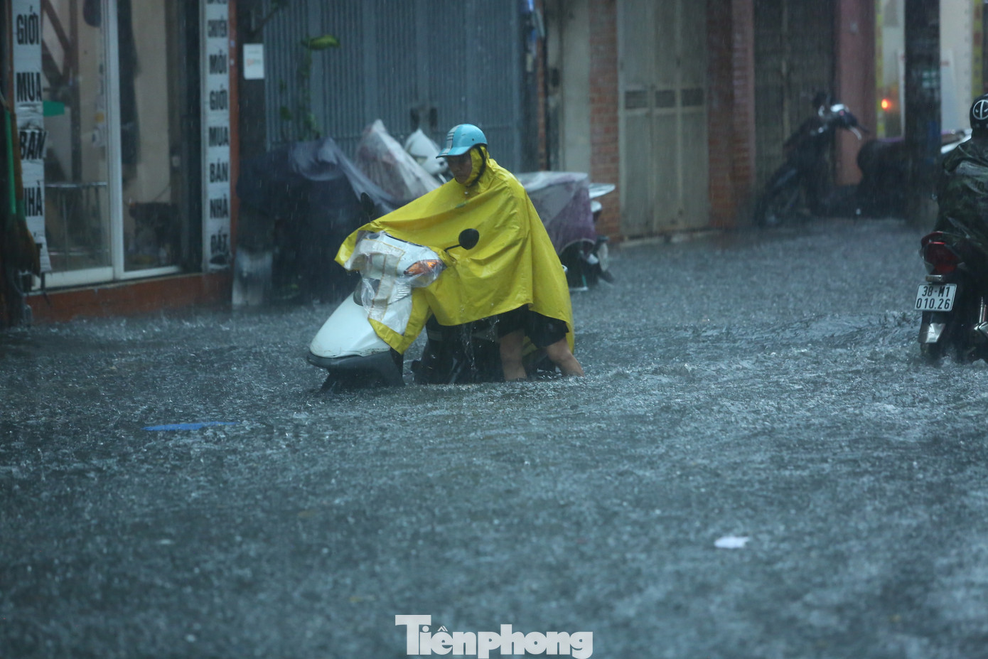 Nhiều phương tiện nhanh chóng chết máy giữa phố ngập nước.