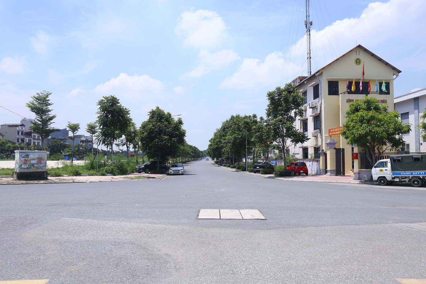 Đoạn đầu từ ngã ba giao cắt đường Bát Khối tại trụ sở Công an phường Long Biên.