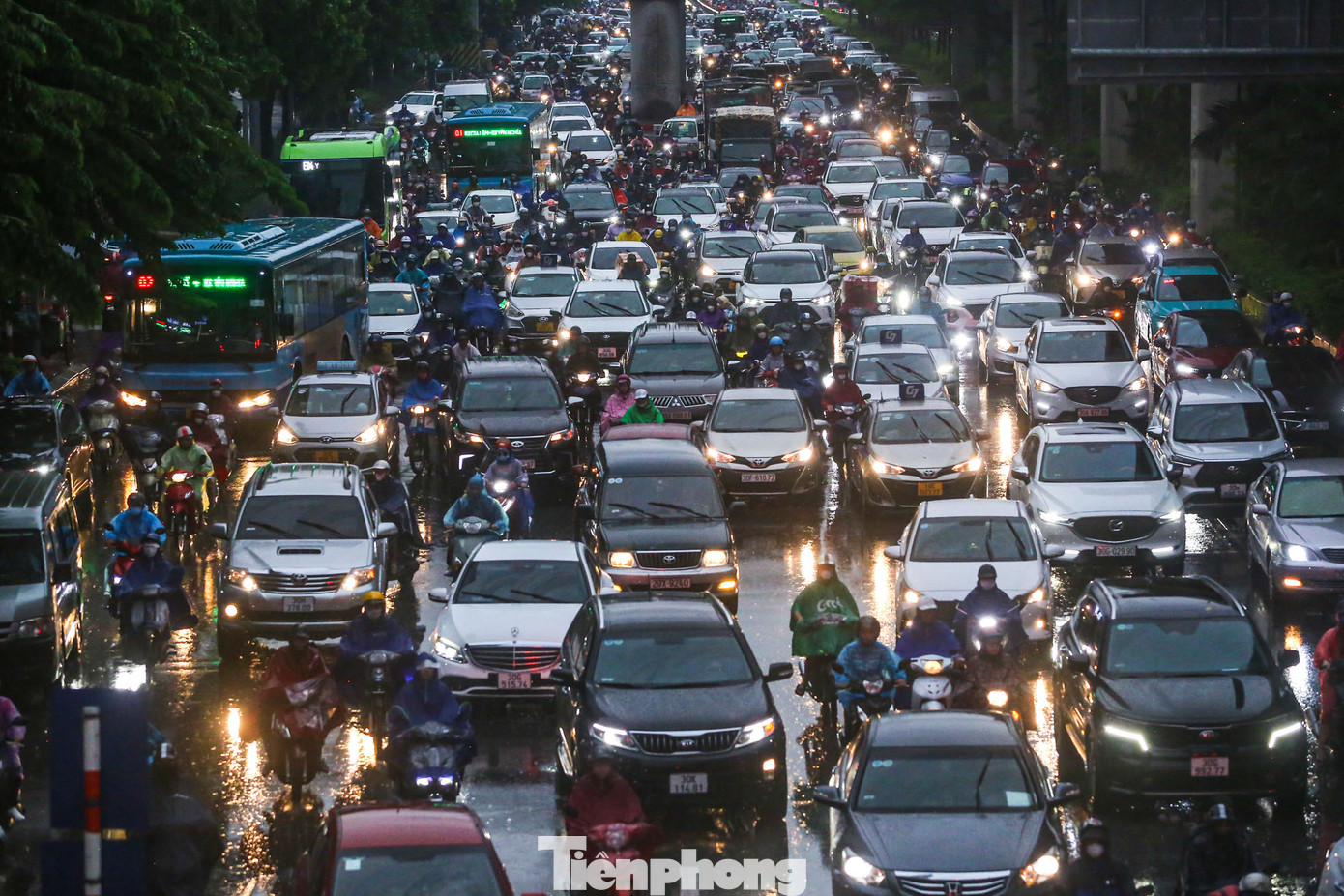 Hình ảnh tuyến đường Nguyễn Trãi ùn tắc kéo dài trong cơn mưa lớn.