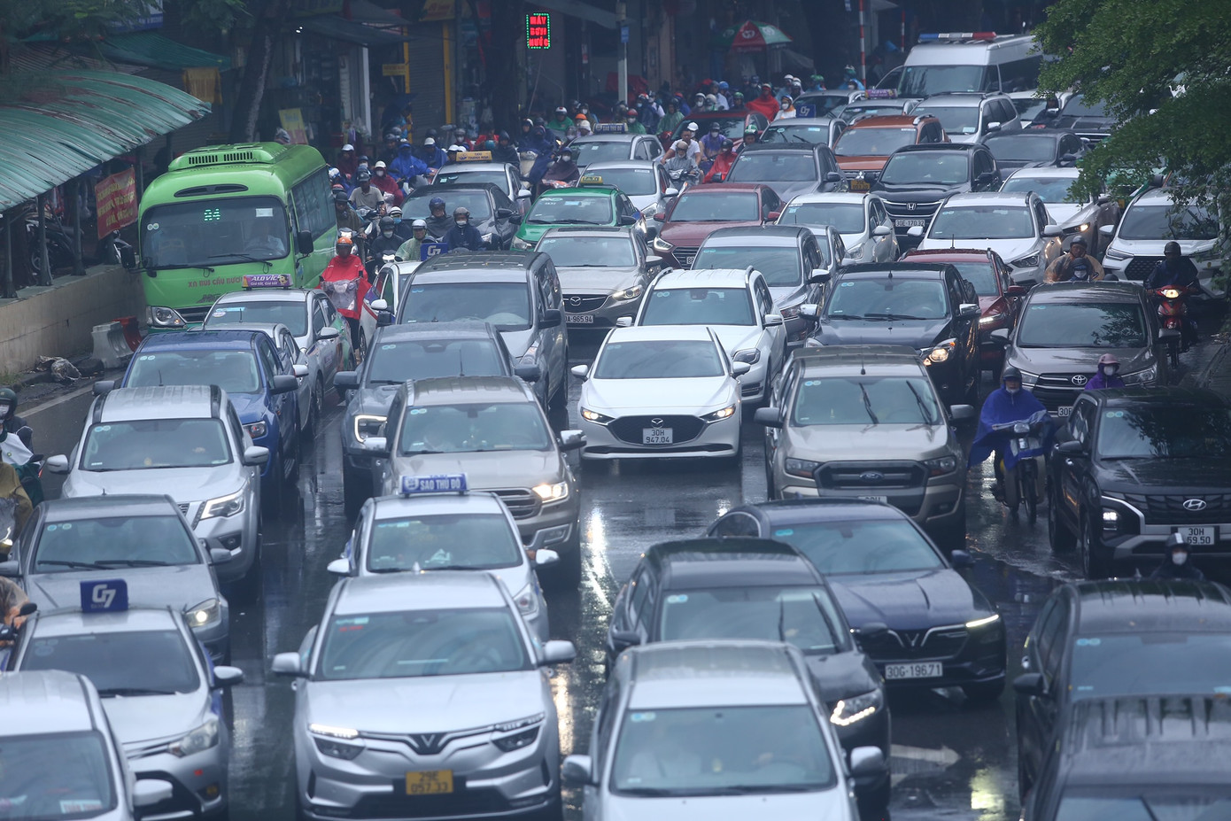 Dòng các phương tiện chỉ có thể nhích từng bước trong cơn mưa lớn.