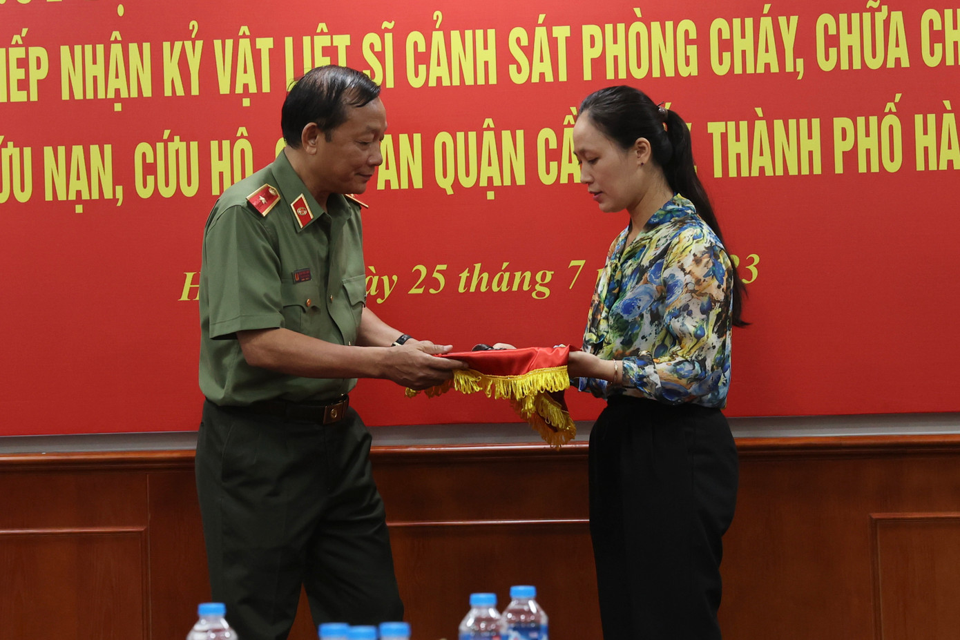 Đại diện gia đình các liệt sĩ trao tặng kỷ vật của các liệt sĩ. Đại diện gia đình các liệt sĩ trao tặng kỷ vật của các liệt sĩ.