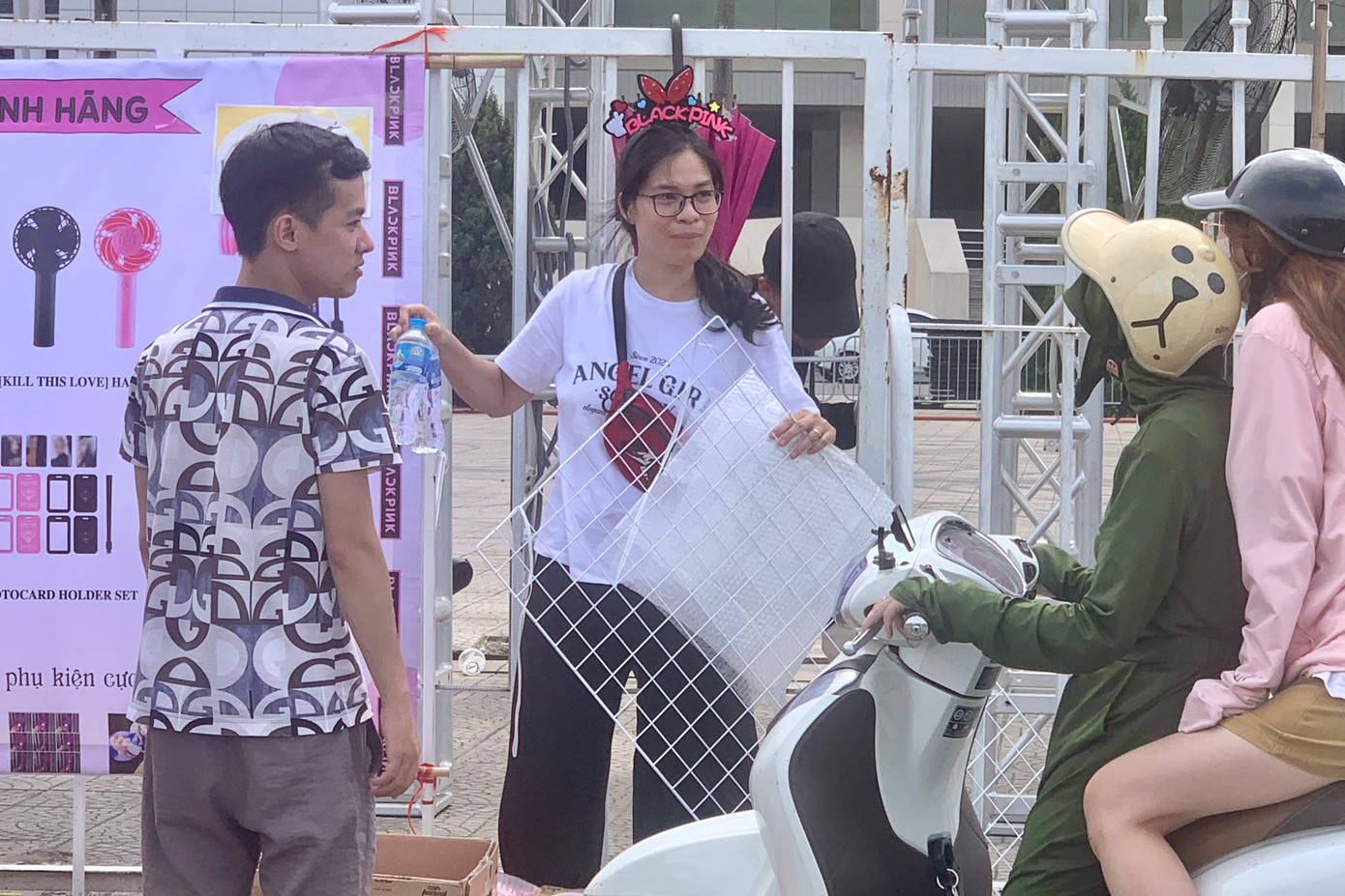 Mặt hàng được săn nhiều nhất chủ yếu là gậy phát sáng, quạt, bờm in hình tượng idol...