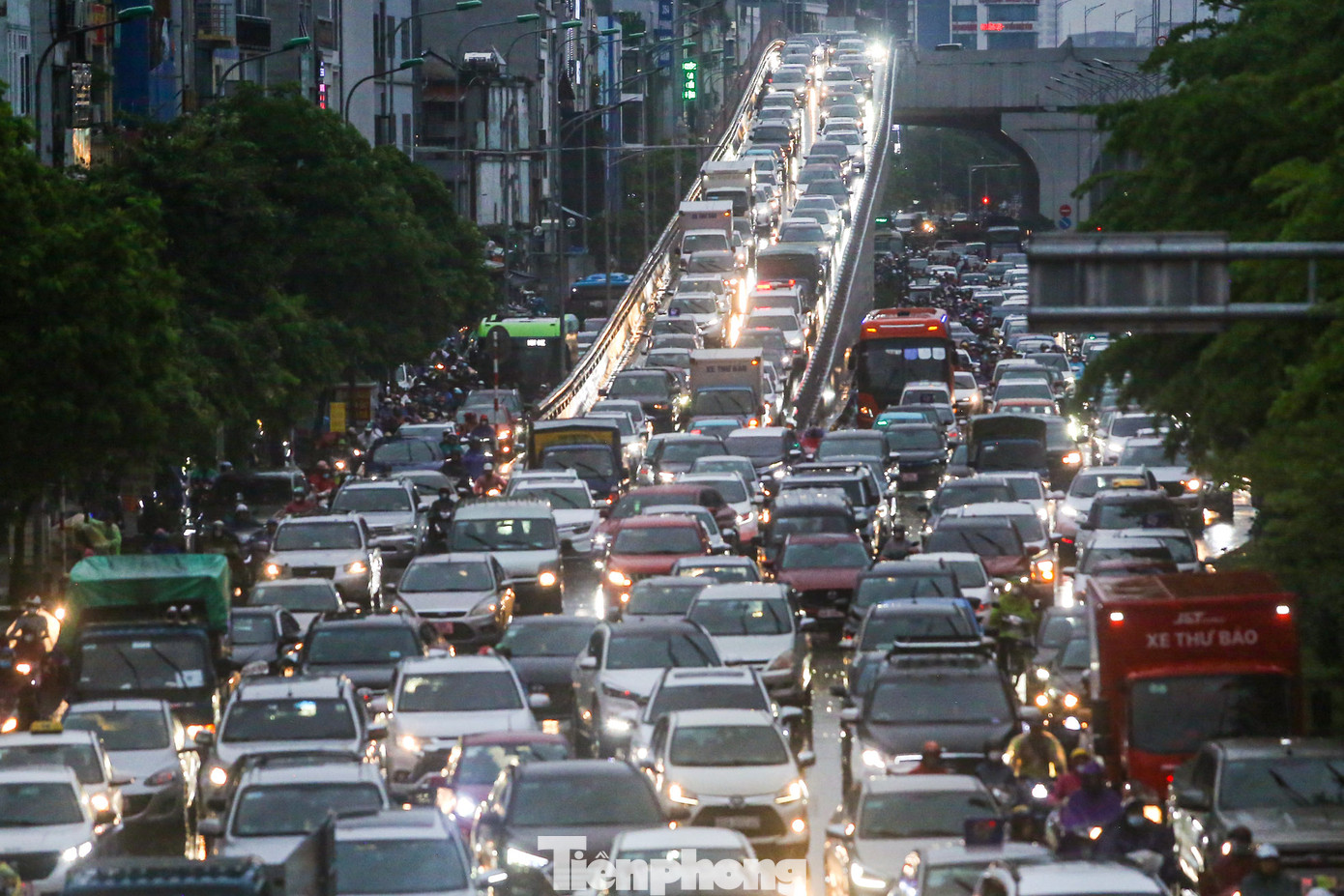 Lượng phương tiện khủng "lấp đầy" đường.