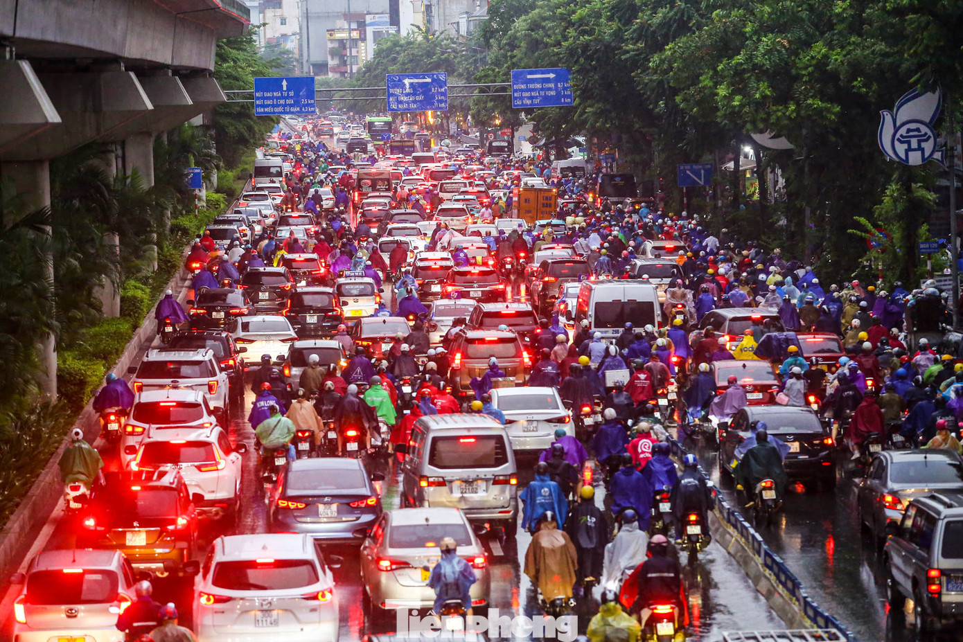 Ghi nhận của PV, các tuyến phố Nguyễn Trãi, Trường Chinh, Tây Sơn, Chùa Bộc... đều ùn tắc hàng giờ trong cơn mưa không ngớt.