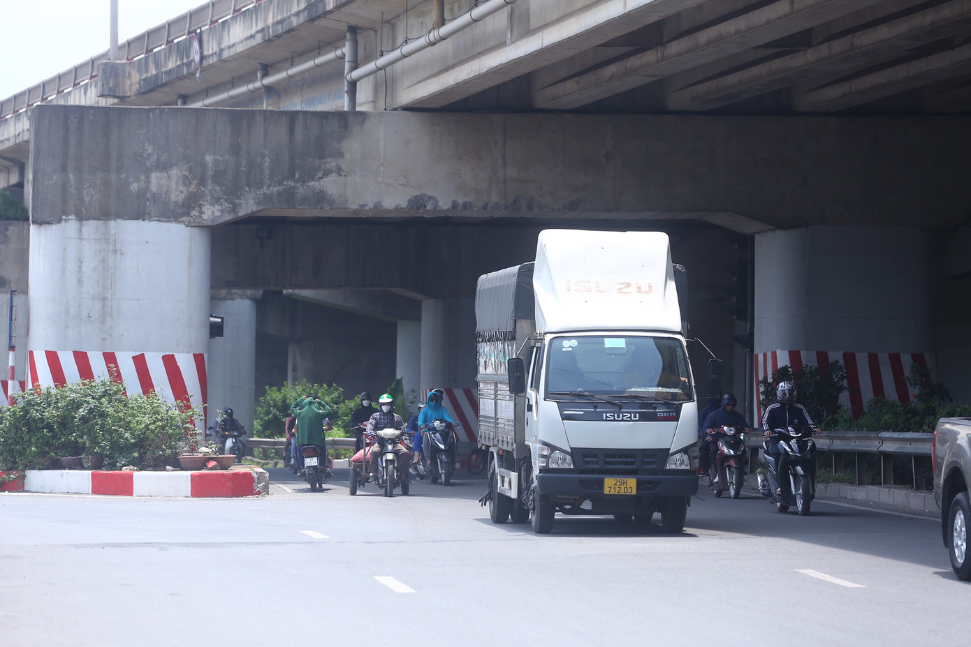 Nút giao đi Pháp Vân - Cầu Giẽ luôn đông người và phương tiện.