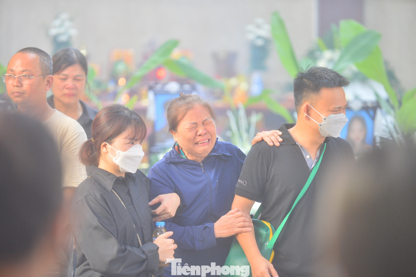 Người thân đau đớn khóc nghẹn trong đám tang.