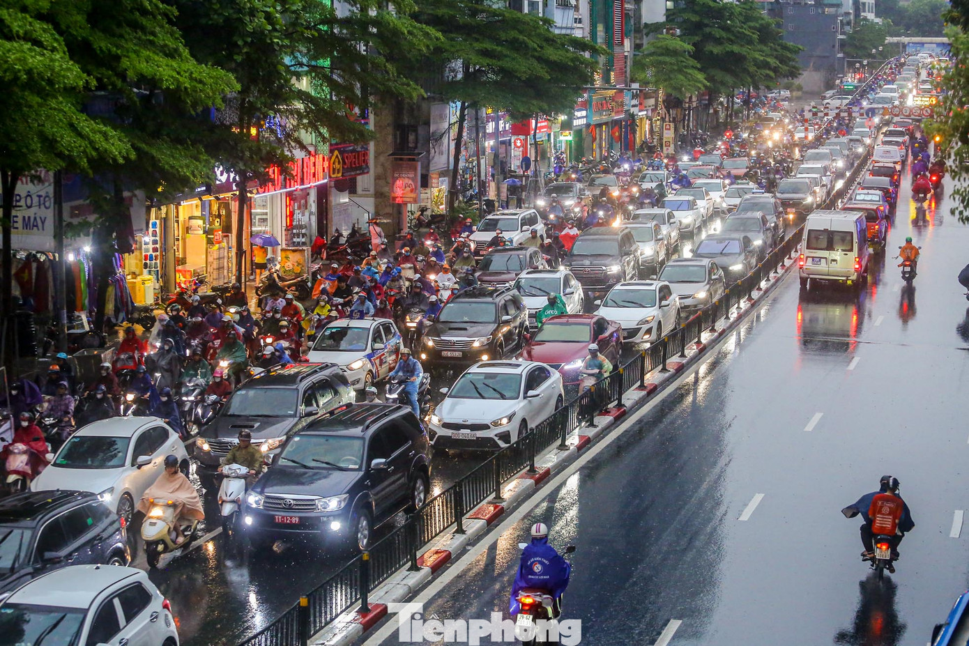 Người điều khiển phương tiện tỏ ra khá mệt mỏi khi nhích từng bước một.