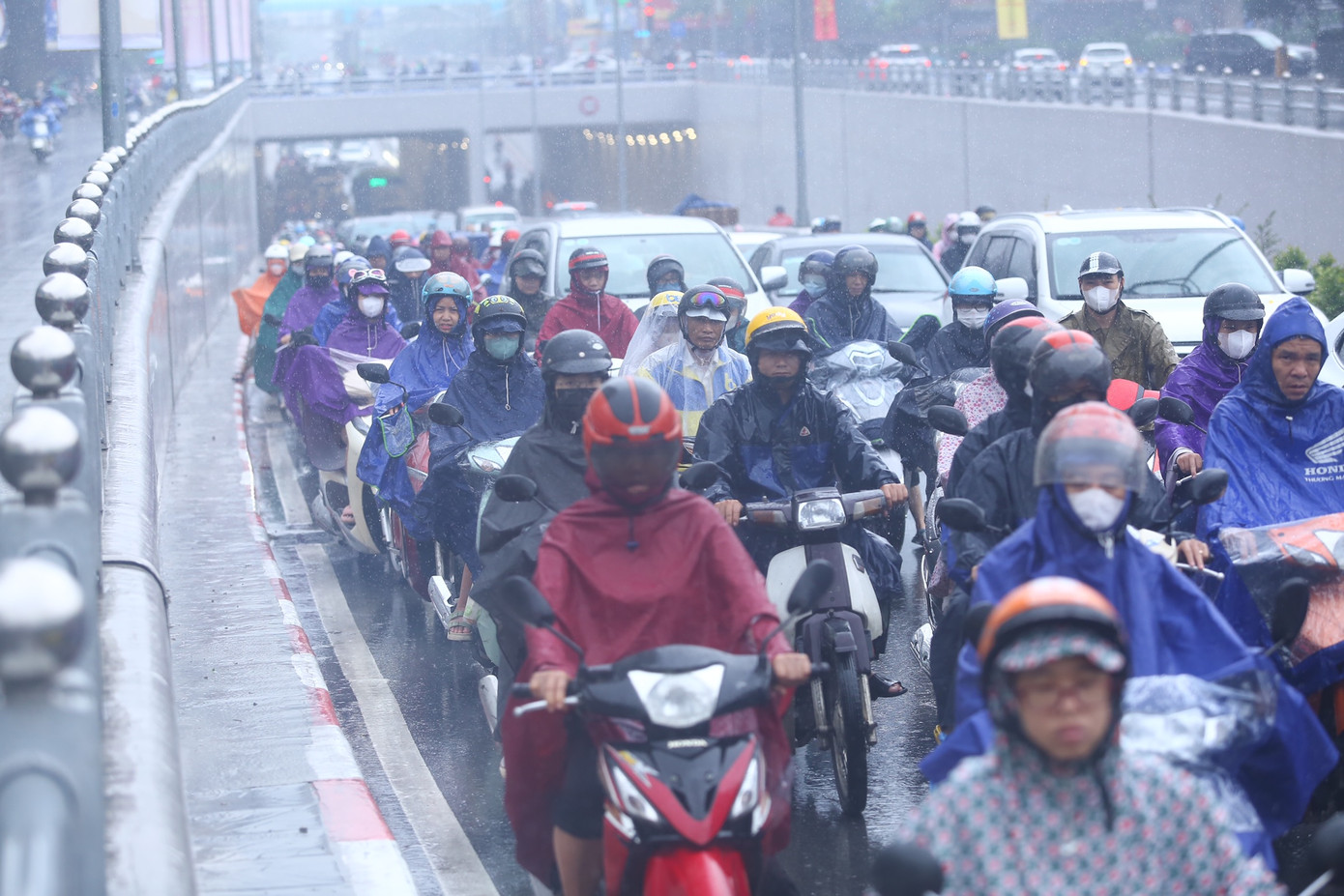 Hầm chui Lê Văn Lương tắc nghẽn nhiều giờ.