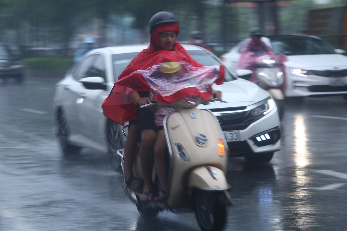 Người dân di chuyển trong cơn mưa lớn.